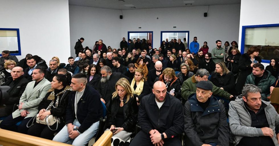 Δίκη Τεμπών: Το φιάσκο της αίθουσας σε κάτοψη